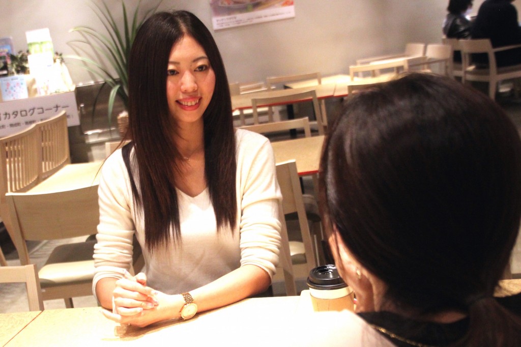 CARRYMEパラレルキャリアアドバイザーであり、パラレルキャリア実践者の布井あやみさんが面談をしている様子