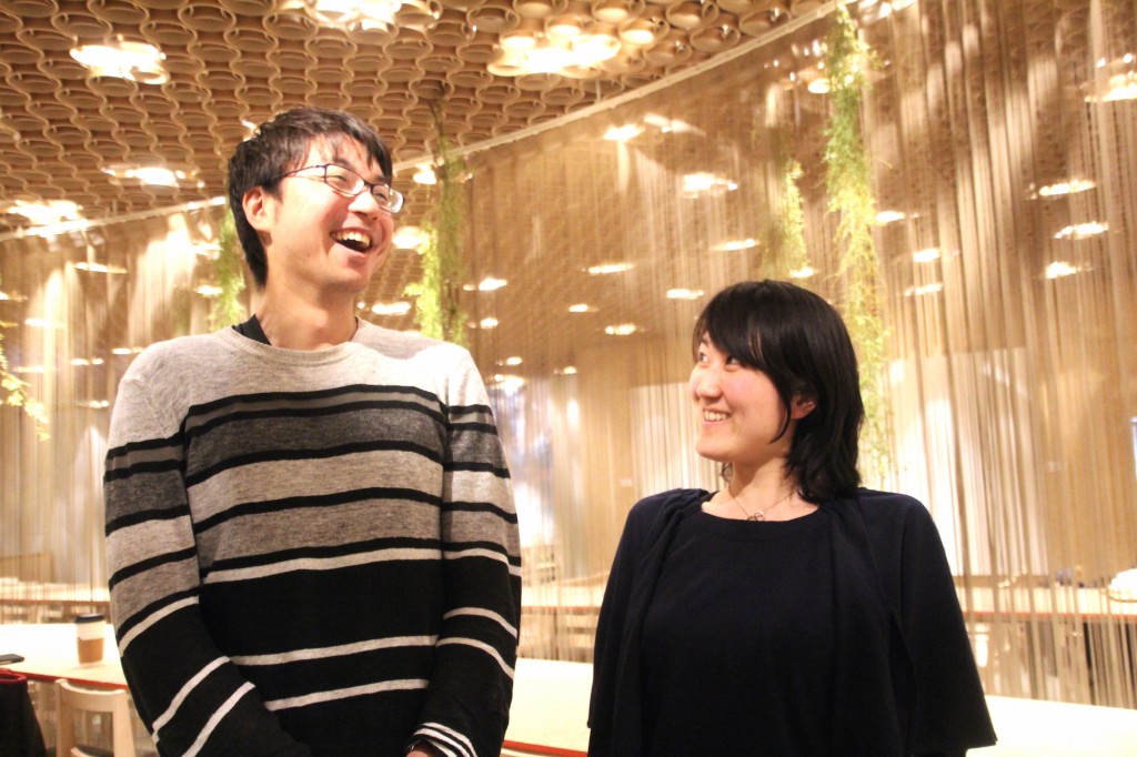 写真右の女性が奥様の上林さきさん。
